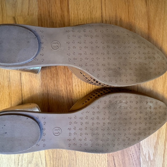DV size 11 tan and gold flats. Worn once.  Great condition - Picture 3 of 6
